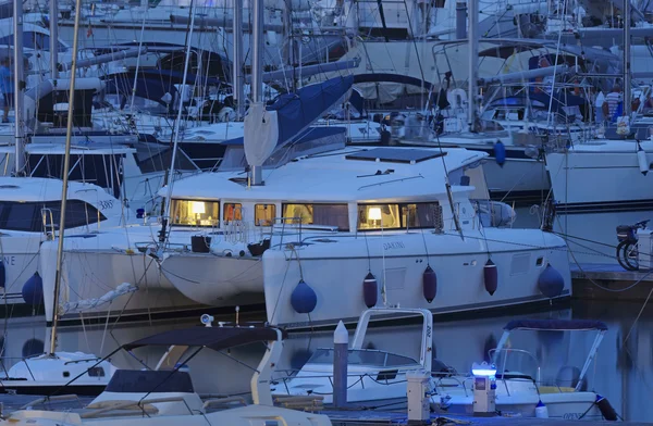 Włochy, Sycylia, Morze Śródziemne, Marina di Ragusa; 19 października 2016, łodzie i luksusowe jachty w porcie o zachodzie słońca - Redakcja — Zdjęcie stockowe