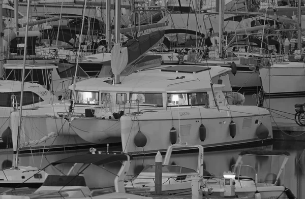 Italia, Sicilia, Mar Mediterráneo, Marina di Ragusa; 19 Octubre 2016, barcos y yates de lujo en el puerto al atardecer - EDITORIAL — Foto de Stock