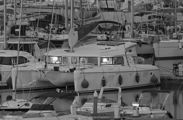 Italia, Sicilia, Mar Mediterráneo, Marina di Ragusa; 19 Octubre 2016, barcos y yates de lujo en el puerto al atardecer - EDITORIAL — Foto de Stock