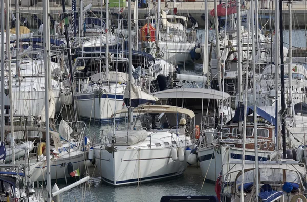 Italien, Sizilien, Mittelmeer, Marina di Ragusa; 20. Oktober 2016, Boote und Luxusyachten im Hafen - Leitartikel — Stockfoto