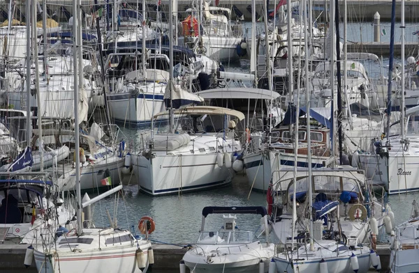Італія, Сицилія, Середземне море, Марина ді Ragusa; 20 жовтня 2016, човни та розкішні яхти в порт - редакції — стокове фото