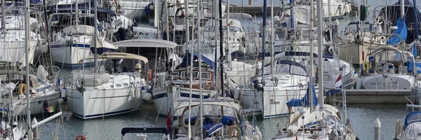 Itália, Sicília, Mar Mediterrâneo, Marina di Ragusa; 20 Outubro 2016, barcos e iates de luxo no porto - EDITORIAL — Fotografia de Stock