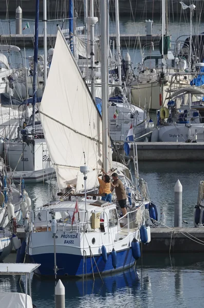 DetItalien, Sicilien, Medelhavet, Marina di Ragusa; 21 oktober 2016, personer som arbetar på sin segelbåt i port - Editorialaly, Sicilien, Medelhavet, Marina di Ragusa; 21 oktober 2016 segelbåtar båtar och lyxiga i hamnen - ledare — Stockfoto