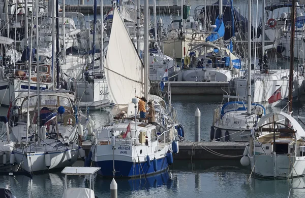 Italien, Sizilien, Mittelmeer, Marina di Ragusa; 21. Oktober 2016, Boote und Luxusyachten im Hafen - Leitartikel — Stockfoto