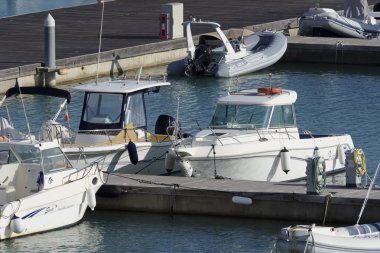 İtalya, Sicilya, Akdeniz, Marina di Ragusa; 22 Ekim 2016, tekneler limanda - Editörden