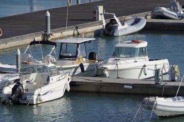 İtalya, Sicilya, Akdeniz, Marina di Ragusa; 22 Ekim 2016, tekneler limanda - Editörden