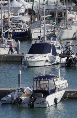 İtalya, Sicilya, Akdeniz, Marina di Ragusa; 22 Ekim 2016, tekneler ve Lüks Yatlar port - Editörden