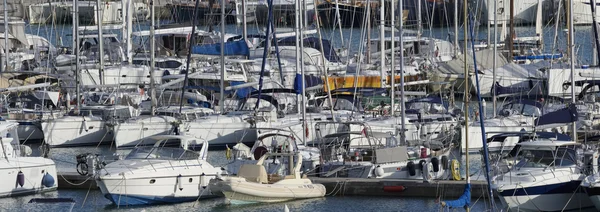 Italia, Sicilia, Mar Mediterraneo, Marina di Ragusa; 22 ottobre 2016, barche e yacht di lusso in porto - EDITORIALE — Foto Stock