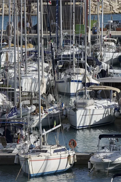 イタリア、シチリア島、地中海、マリーナ ディ ラグーザ。2016 年 10 月 22 日、ボート、高級ヨットのポート - 社説 — ストック写真