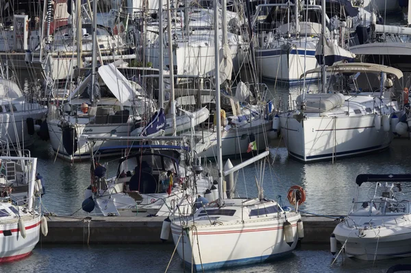 Italien, Sizilien, Mittelmeer, Marina di Ragusa; 22. Oktober 2016, Boote und Luxusyachten im Hafen - Leitartikel — Stockfoto