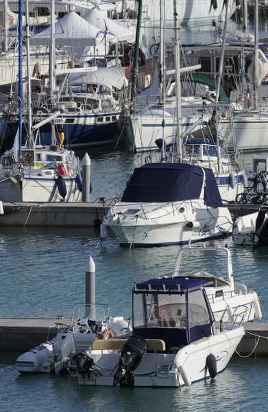 Italia, Sicilia, Mar Mediterráneo, Marina di Ragusa; 22 Octubre 2016, barcos y yates de lujo en el puerto - EDITORIAL — Foto de Stock