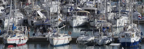 Italia, Sicilia, Mar Mediterraneo, Marina di Ragusa; 24 ottobre 2016, barche e yacht di lusso in porto - EDITORIALE — Foto Stock