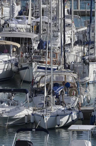 Itália, Sicília, Mar Mediterrâneo, Marina di Ragusa; 24 Outubro 2016, barcos e iates de luxo no porto - EDITORIAL — Fotografia de Stock