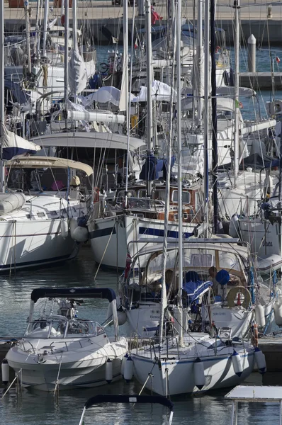 意大利的西西里岛，地中海，玛丽娜迪拉古;2016 年 10 月 24 日，小船和豪华游艇在港口-社论 — 图库照片