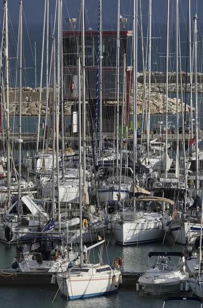 Itália, Sicília, Mar Mediterrâneo, Marina di Ragusa; 27 Outubro 2016, barcos e iates de luxo no porto - EDITORIAL — Fotografia de Stock