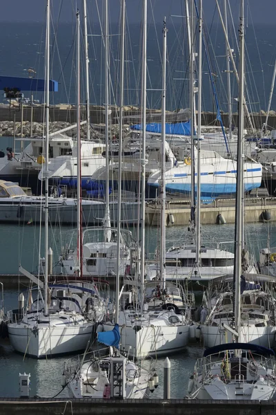 İtalya, Sicilya, Akdeniz, Marina di Ragusa; 27 Ekim 2016, yelkenli tekneler limanda - Editörden — Stok fotoğraf