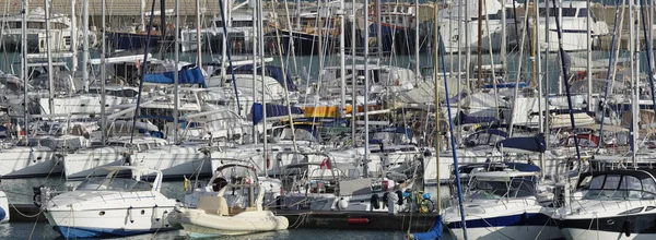 Італія, Сицилія, Середземне море, Марина ді Ragusa; 27 жовтня 2016, човни та розкішні яхти в порт - редакції — стокове фото