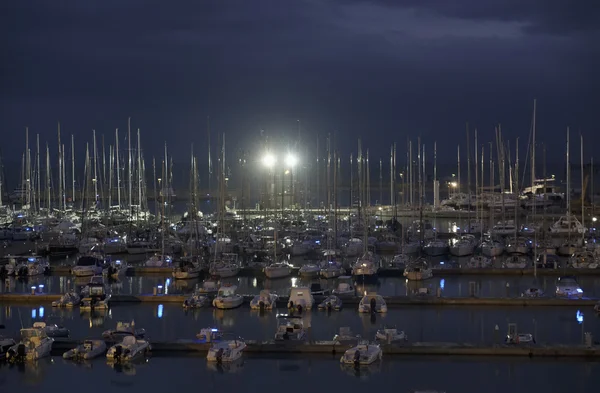 Italien, Sicilien, Medelhavet, Marina di Ragusa; 29 oktober 2016 yachter båtar och lyxiga i marinan i solnedgången - ledare — Stockfoto