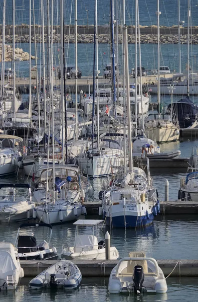 İtalya, Sicilya, Akdeniz, Marina di Ragusa; 31 Ekim 2016, tekneler ve Lüks Yatlar port - Editörden