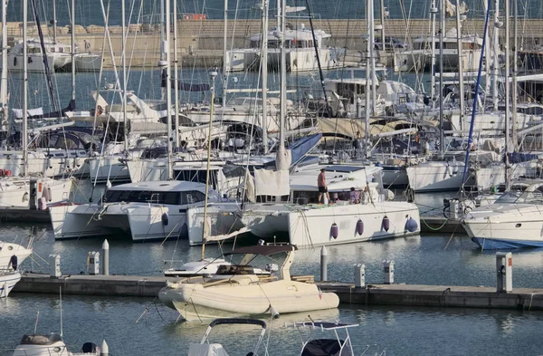 Włochy, Sycylia, Morze Śródziemne, Marina di Ragusa; 31 października 2016 roku, łodzie i luksusowe jachty w porcie - Redakcja — Zdjęcie stockowe