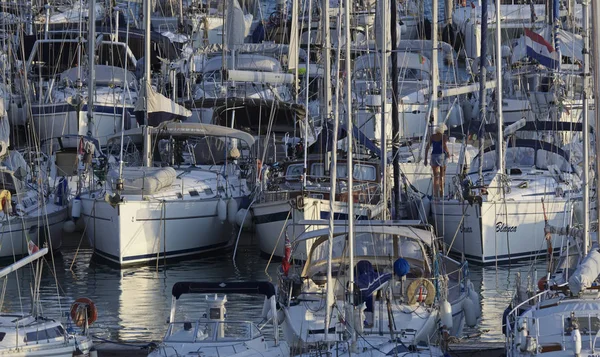 Италия, Сицилия, Средиземное море, Marina di Ragusa; 31 октября 2016, лодки и роскошные яхты в порту - РЕДАКЦИЯ — стоковое фото