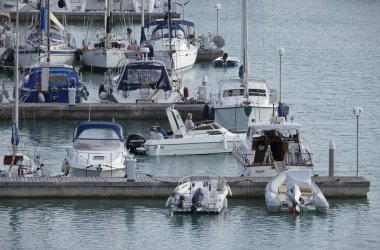 İtalya, Sicilya, Akdeniz, Marina di Ragusa; 1 Kasım 2016, tekneler ve Lüks Yatlar port - Editörden