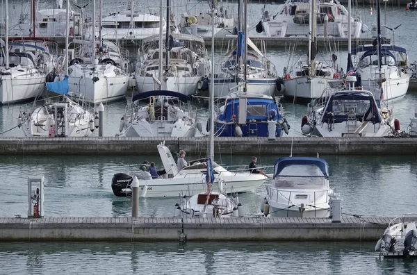 Itália, Sicília, Mar Mediterrâneo, Marina di Ragusa; 1 Novembro 2016, barcos e iates de luxo no porto - EDITORIAL — Fotografia de Stock