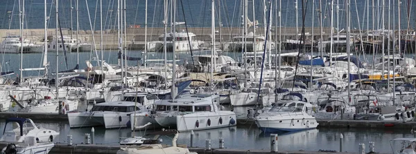 Italien, Sicilien, Medelhavet, Marina di Ragusa; 1 November 2016, segelbåtar båtar och lyxiga i hamnen - ledare — Stockfoto
