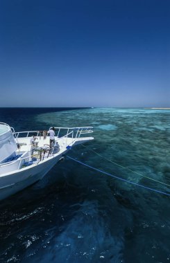 Mısır, Kızıldeniz, Sharm El Sheikh; 6 Mart 2004, dalış tekne bir mercan kayalığı - Editörden (Film tarama)