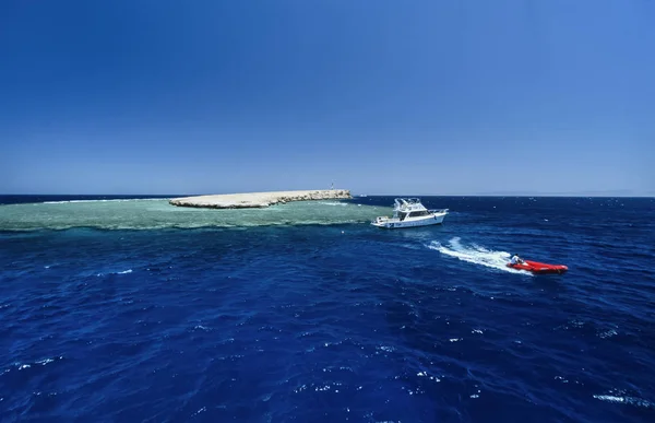 埃及红海，沙姆沙伊赫;2004 年 3 月 6 日，在珊瑚礁-社论 （电影扫描上的潜水船) — 图库照片