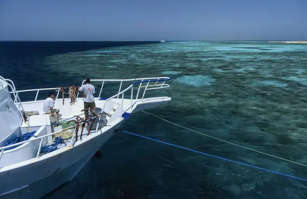 Египет, Красное море, Шарм-эль-Шейх; 6 марта 2004 года, водолазное судно на коралловом рифе - EDITORIAL (FILM SCAN) ) — стоковое фото