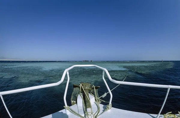 Egipto, Mar Rojo, Sharm El Sheikh; barco de buceo en un arrecife de coral - SCAN DE PELÍCULA — Foto de Stock