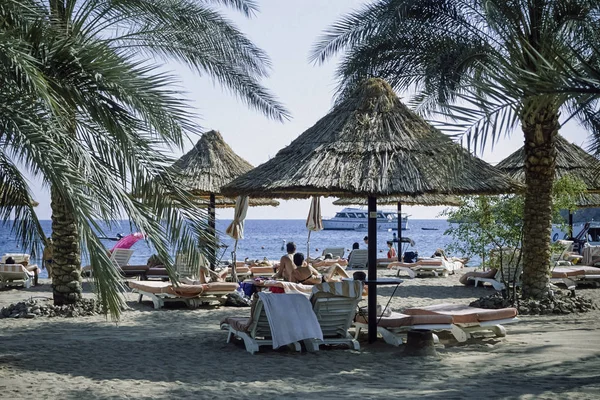 Египет, Красное море, Шарм-эль-Шейх, отдыхающие на пляже - FILM SCAN — стоковое фото