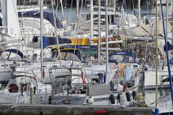 Италия, Сицилия, Средиземное море, Marina di Ragusa; 2 ноября 2016, роскошные яхты в порту - EDITORIAL — стоковое фото