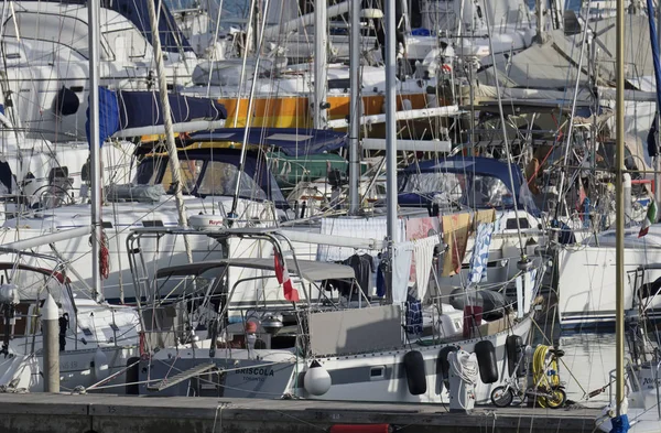 Italia, Sicilia, Mar Mediterráneo, Marina di Ragusa; 2 Noviembre 2016, yates de lujo en el puerto - EDITORIAL —  Fotos de Stock