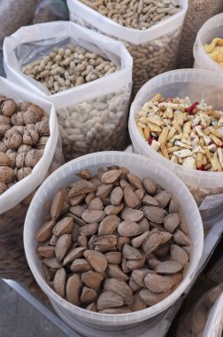 İtalya, Sicilya, Scicli (Ragusa eyaletinde), badem ve ceviz yerel bir pazarda Satılık