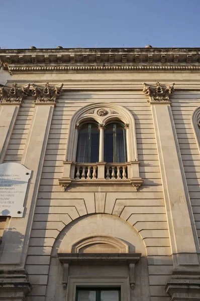 Italie, Sicile, Scicli (province de Raguse), façade du bâtiment de la mairie baroque au coucher du soleil — Photo
