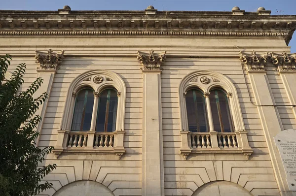 Itálie, Sicílie, Scicli (provincie Ragusa), barokní fasáda radnice při západu slunce — Stock fotografie