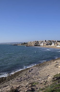 İtalya, Sicilya, Akdeniz, ada ve Cava D'Aliga küçük bir kasaba (Ragusa eyaletinin güney kıyı şeridi görünümü)