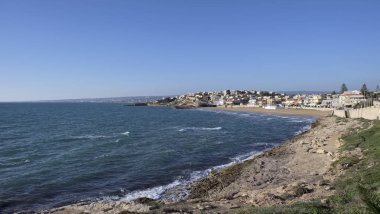 İtalya, Sicilya, Akdeniz, ada ve Cava D'Aliga küçük bir kasaba (Ragusa eyaletinin güney kıyı şeridi görünümü)