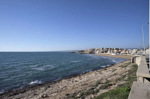 Ιταλία, Σικελία, στη Μεσόγειο θάλασσα, θέα προς τη νότια ακτογραμμή του νησιού και μικρή πόλη Cava D'Aliga (επαρχία Ragusa) — Φωτογραφία Αρχείου