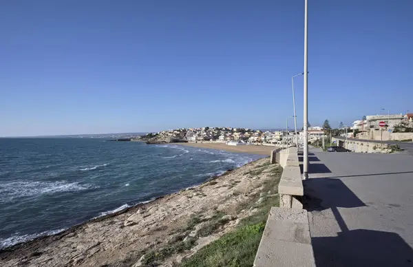 Italien, Sizilien, Mittelmeer, Blick auf die Südküste der Insel und Cava d 'aliga kleine Stadt (Provinz Ragusa) — Stockfoto