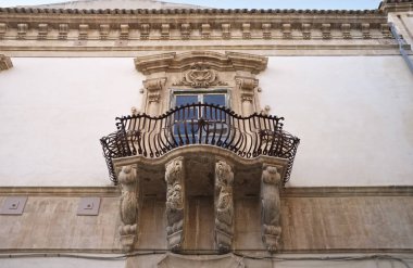 İtalya, Sicilya, scicli (ragusa eyaletinde), Barok beneventano saray cephe ve balkon