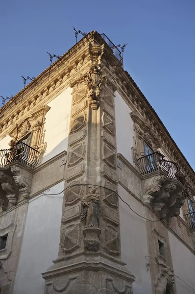 Italy, Sicily, Scicli (Ragusa province), the Baroque Beneventano Palace facade — Stock Photo, Image