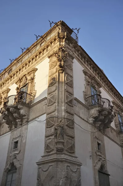 Italy, Sicily, Scicli (Ragusa province), the Baroque Beneventano Palace facade — Stock Photo, Image