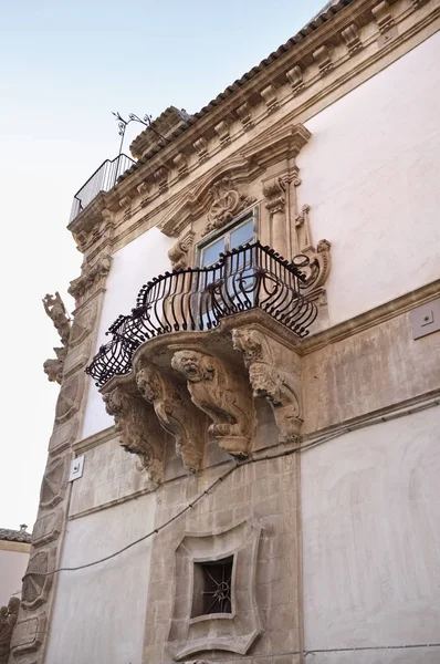 Italy, Sicily, Scicli (Ragusa province), the Baroque Beneventano Palace facade and balcony — Stock Photo, Image