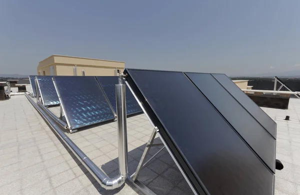 Italia, Roma, paneles solares fotovoltaicos en el techo de un edificio — Foto de Stock