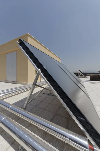 イタリア、ローマ、建物の屋根に太陽光発電パネル — ストック写真