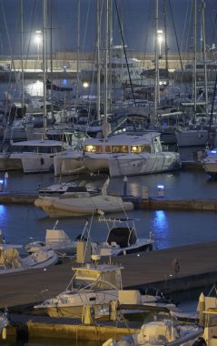 İtalya, Sicilya, Akdeniz, Marina di Ragusa; 7 Kasım 2016, tekneler ve Lüks Yatlar liman günbatımında - Editörden