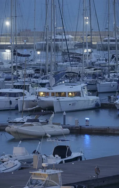 Italia, Sicilia, Mar Mediterráneo, Marina di Ragusa; 7 Noviembre 2016, barcos y yates de lujo en el puerto al atardecer - EDITORIAL — Foto de Stock